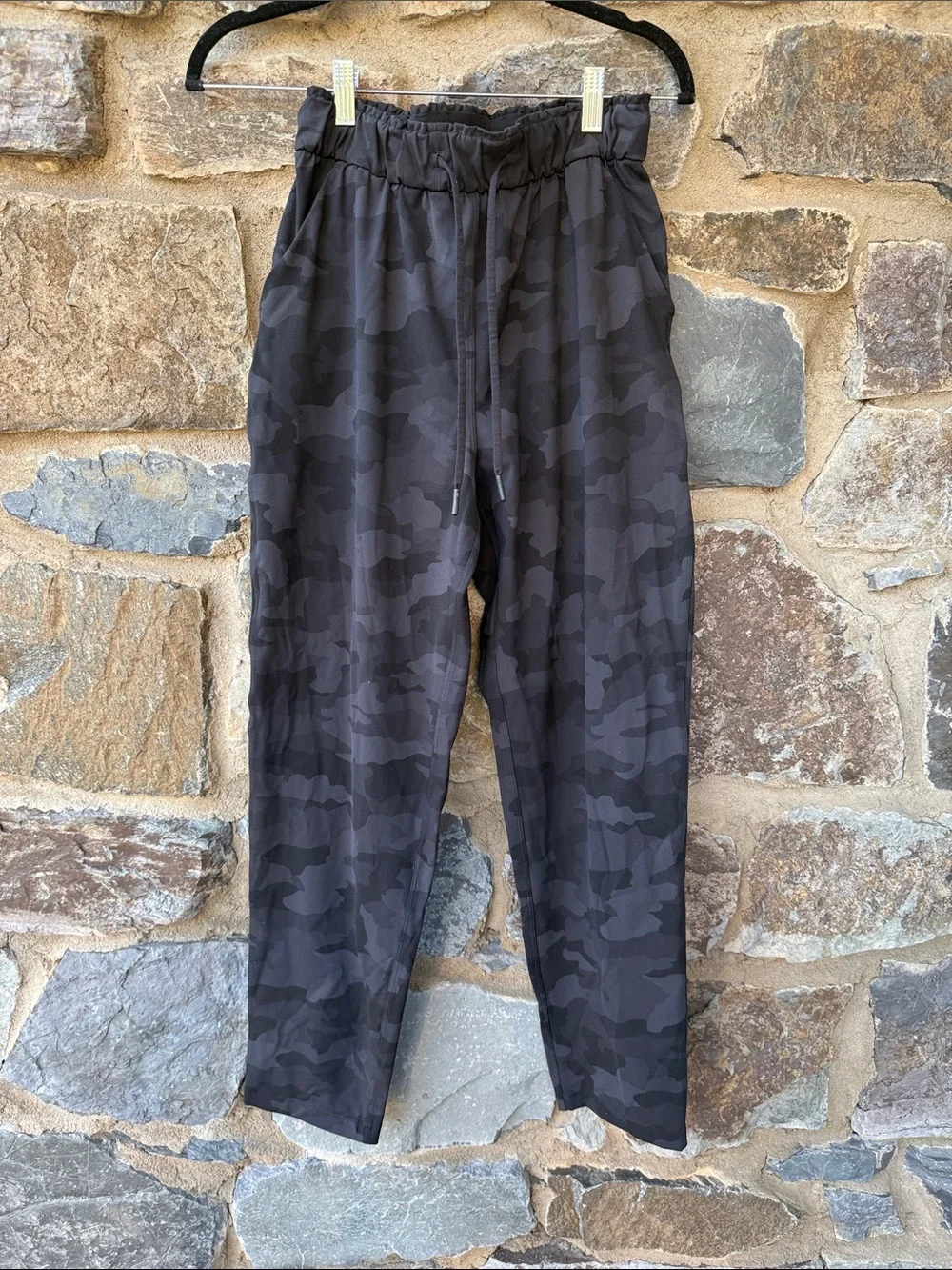 Lululemon On The Fly Jogger Size 6 Black Camo Drawstring Travel Pant